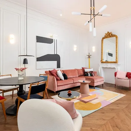 Estery Colourful Luxury Apartment