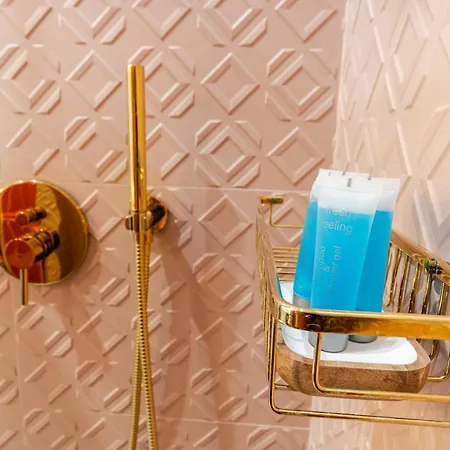 Estery Colourful Luxury Apartment *